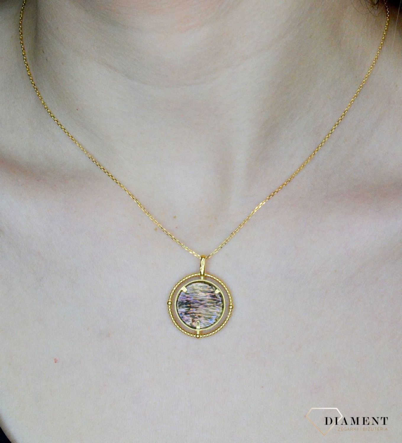 Srebrny naszyjnik damski pokryty złotem z okrągłą muszlą w oprawie 0758160300 B. Naszyjnik pokryty 24-karatowym złotem z muszlą naturalną w organicznej ramce. Naszyjnik wykonany z najwyższej próby srebra 925.Jest idealnym pomysłem na (1).jpg